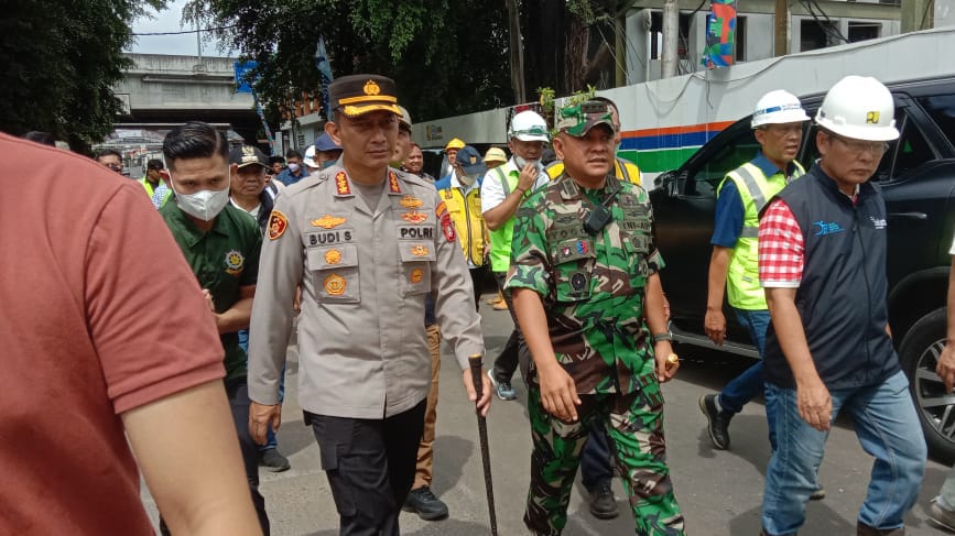 Dandim 0505/JT Bersama Kapolres Dampingi Menteri PUPR Tinjau Lokasi Pembangunan Sodetan Kali Ciliwung