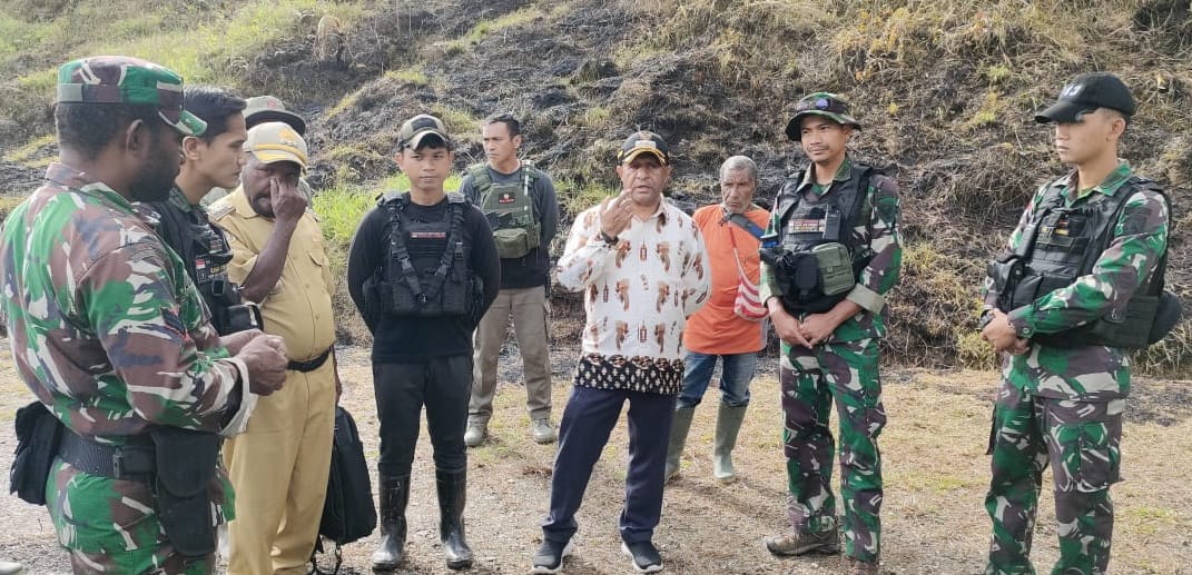 Satgas Yonif 143/TWEJ Dampingi Bupati Bantu Penyaluran Bantuan Kepada Masyarakat Kiwirok