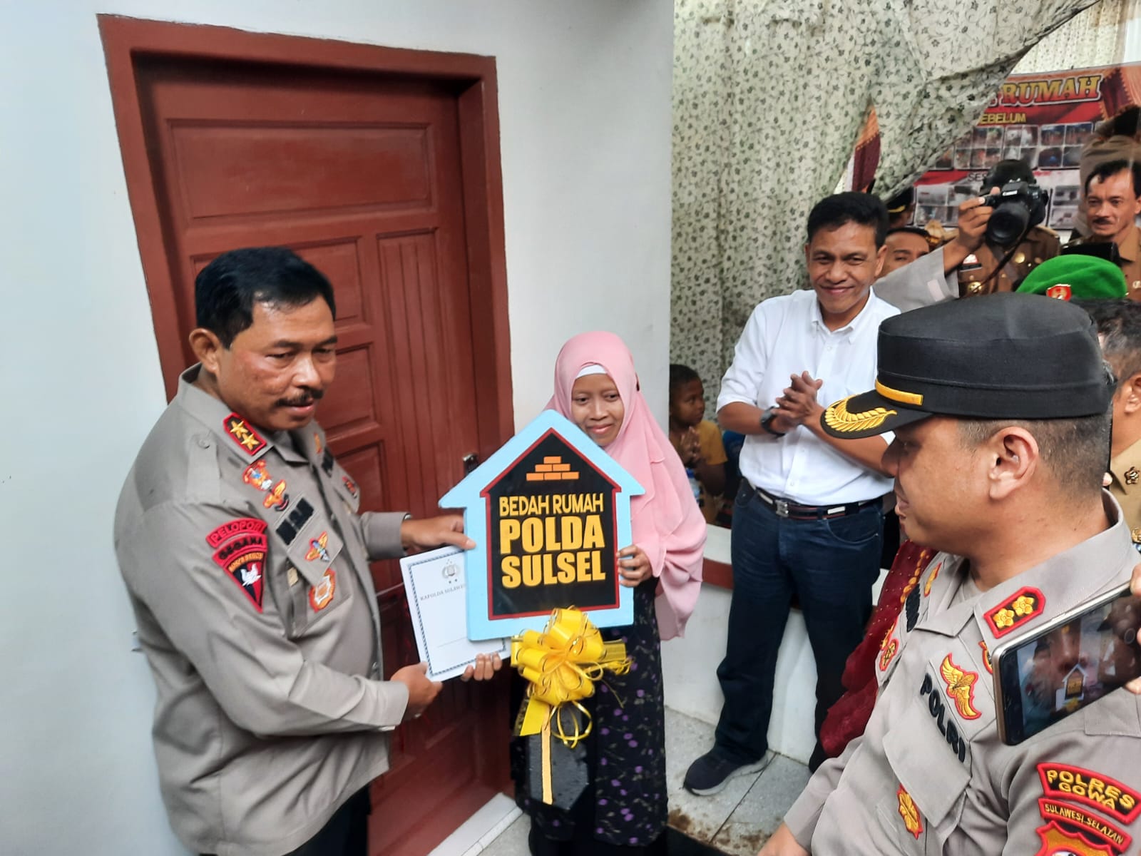 Kapolda Sulsel Bedah Rumah Keluarga Buruh Tani di Desa Tamanyeleng Kabupaten Gowa