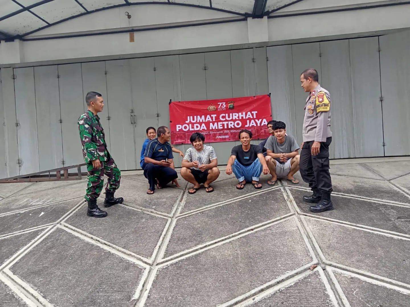 Door to Door Sistim (DDS), Bhabinkamtibmas Polsek Bantargebang gelar Jumat Curhat bersama warga RT 03/02 Bantargebang.