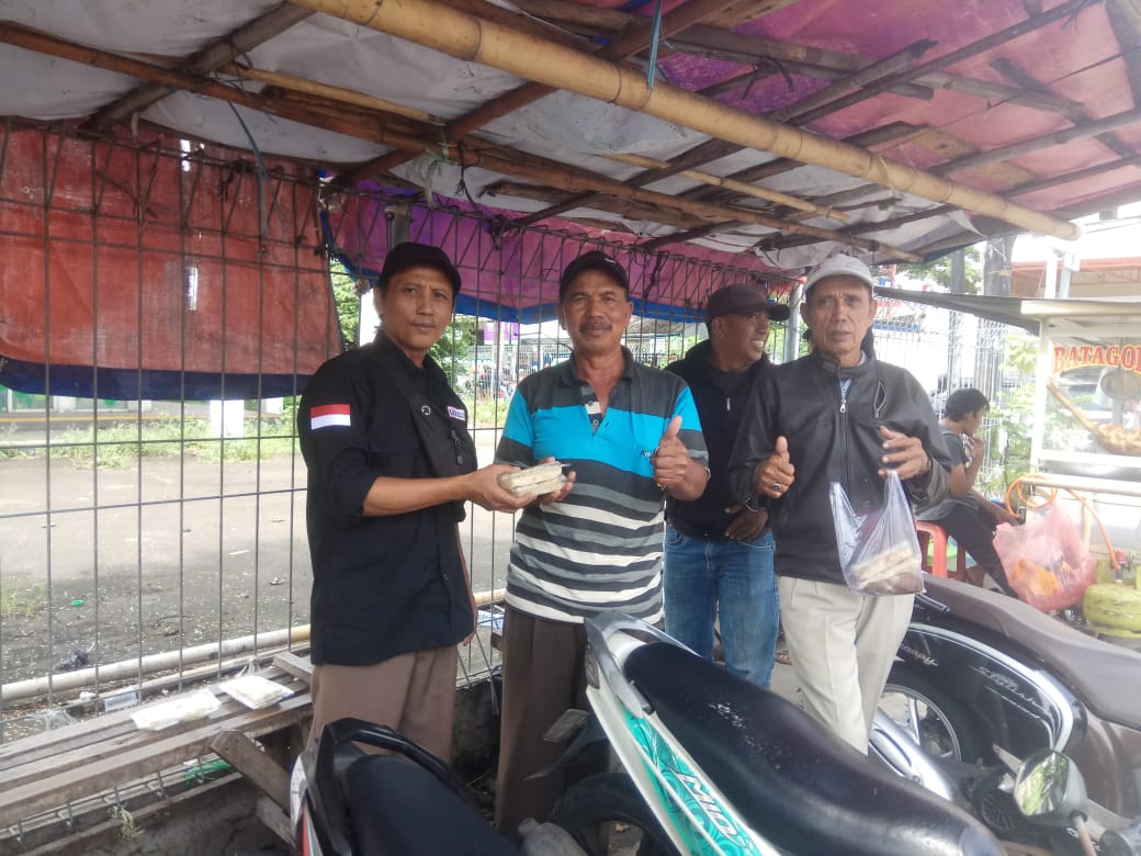 Tumbuhkan Semangat Berbagi ,FWJ Indonesia Korwil Jakbar Bagikan Makanan Siap Saji