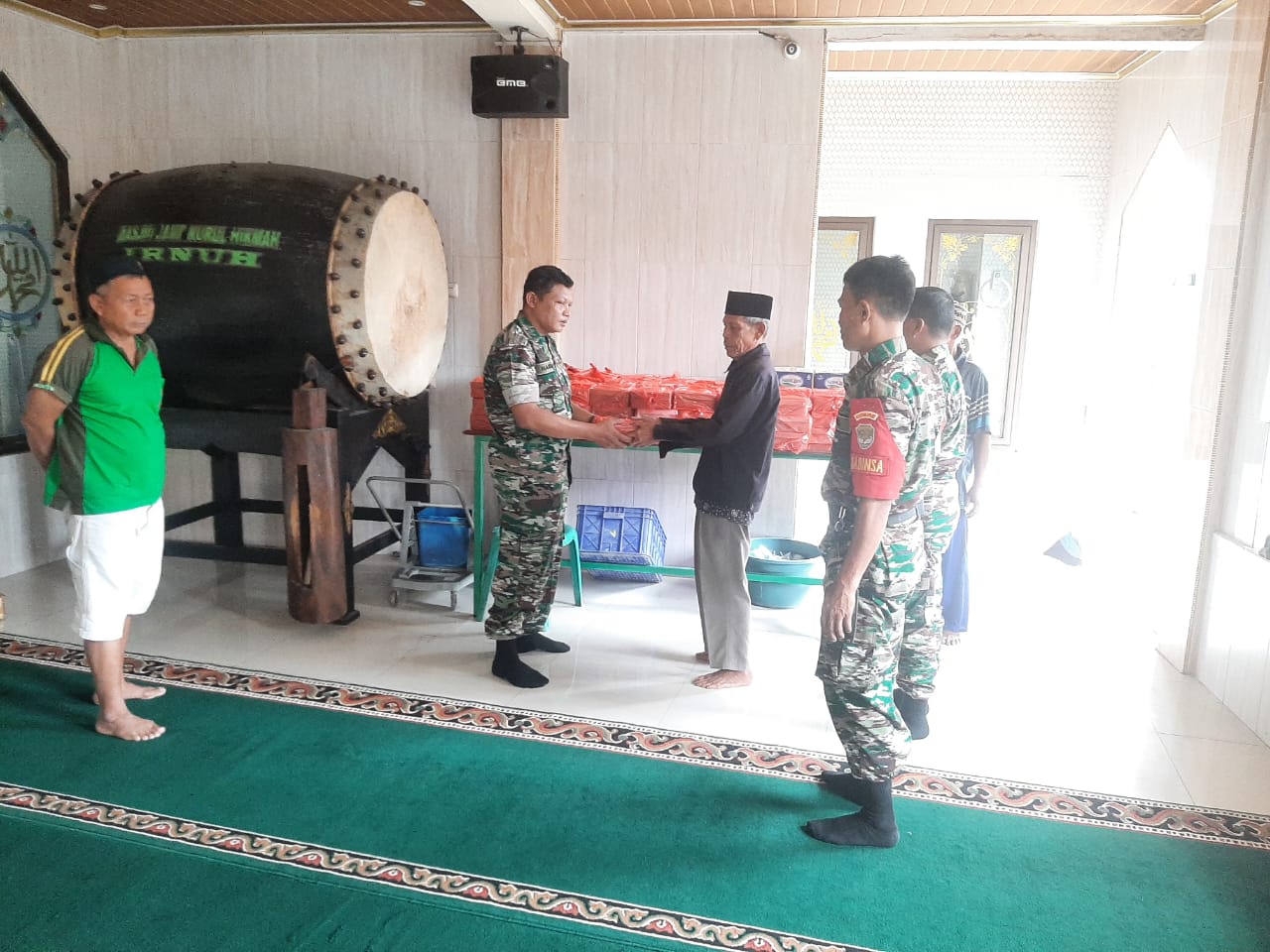 Jumat Berkah, Babinsa Koramil-03/Tg. Priok Bagikan Nasi Kotak