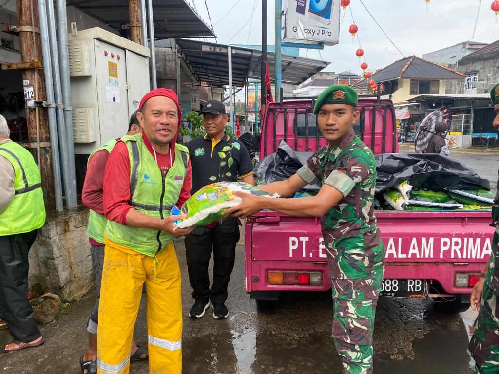 Bakti Sosial Yonif 147/KGJ Membantu Masyarakat Kurang Mampu