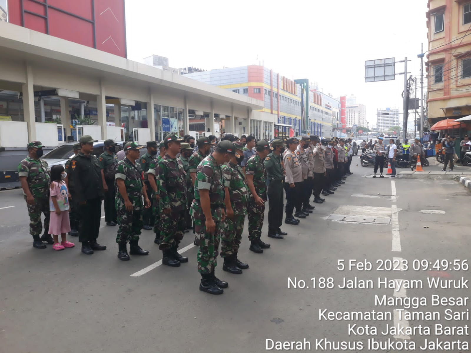 Koramil Tamansari Turunkan 45 Personil Dalam Giat Pengamanan Pawai Kirab Budaya dan Pangung Budaya Toa Pe Kong Budaya Nusantara 2023