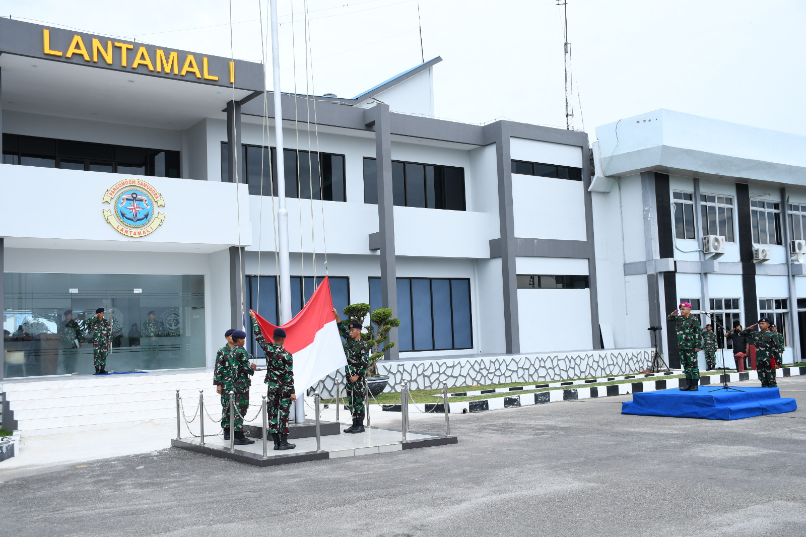 Danlantamal I Pimpin Upacara Penaikan Bendera Merah Putih