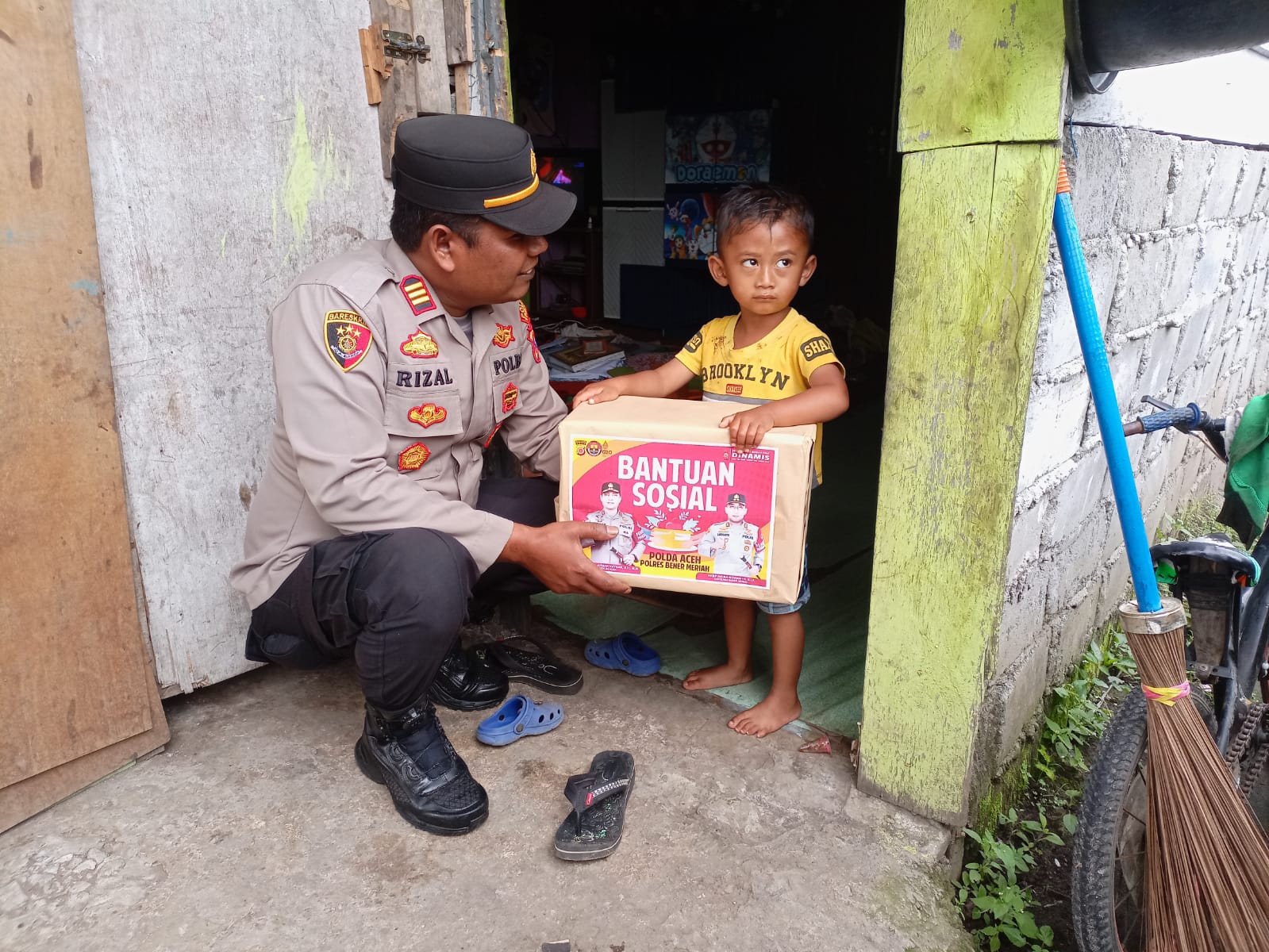 Peduli Terhadap Warga Sakit Menahun dan Anak Yatim, Kapolsek Bandar Salurkan Bantuan Sosial