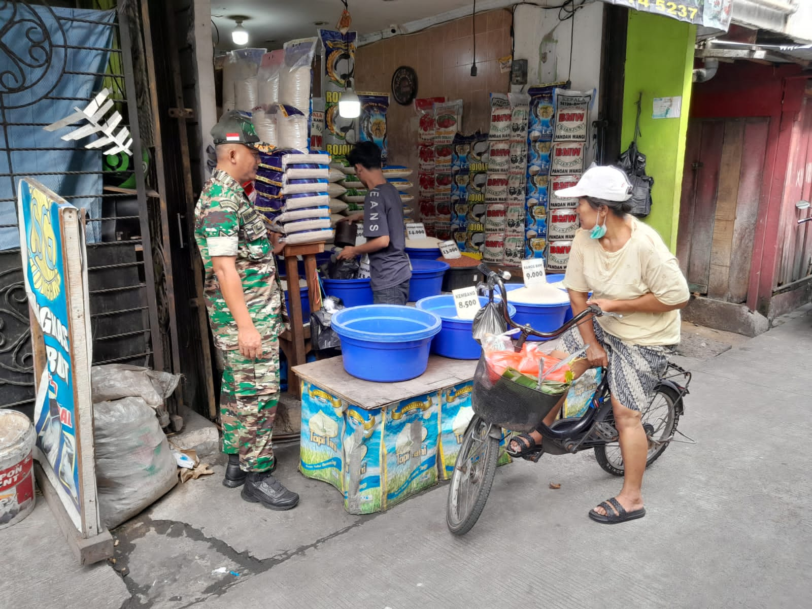 Ciptakan Keamanan Dan Pantau Harga Sembako, Babinsa Koramil 01/Tamansari Serka Rudiyanto Sambangi Pasar Tradisional