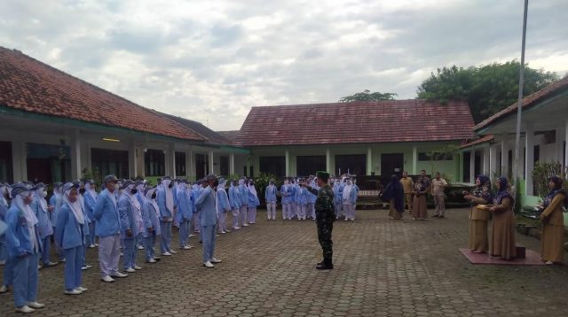 Kodim 0614/Kota Cirebon Menghadiri Kegiatan Upacara Bendera SMA Kartika XIX – 5 dan SMK Kartika XIX – 3