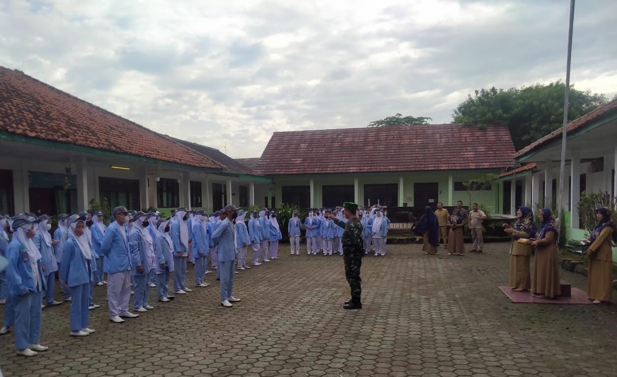 Kodim 0614/Kota Cirebon Menghadiri Kegiatan Upacara Bendera SMA Kartika XIX – 5 dan SMK Kartika XIX – 3