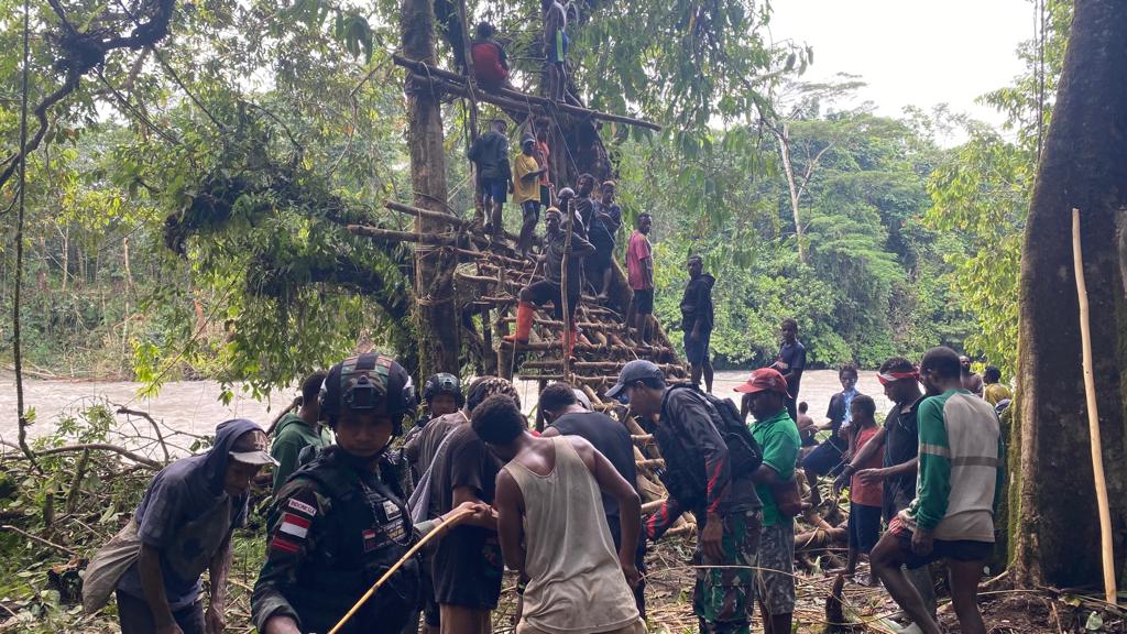 Perlancar Mobilitas dan Ekonomi, Satgas Yonif 143/TWEJ Bersama Warga Bangun Jembatan Darurat di Dungai Digoel Papua