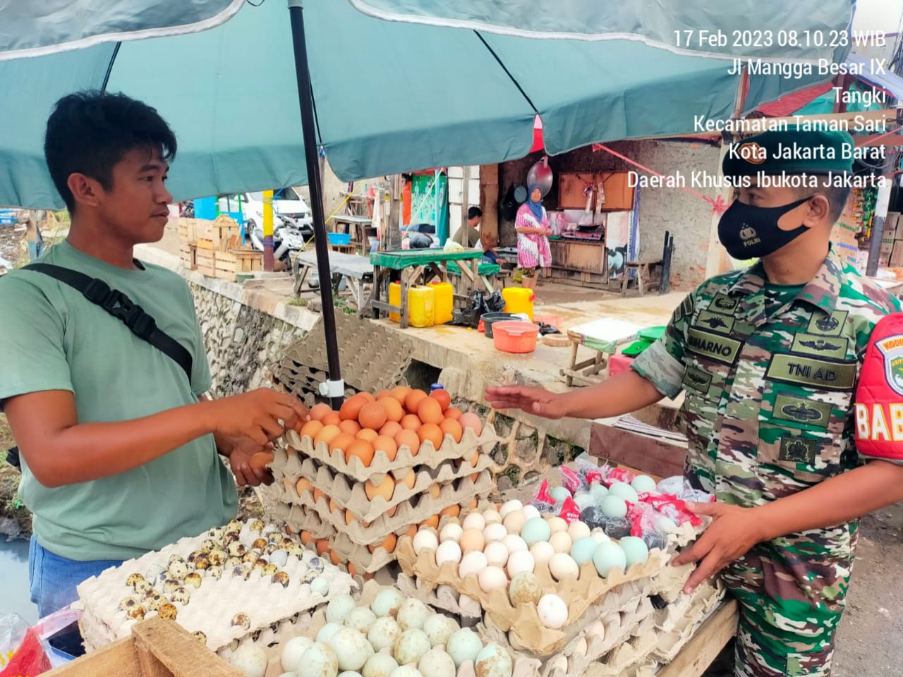 Babinsa Sertu Suharno Melaksanakan Giat Rutin Pemantauan Harga Sembako