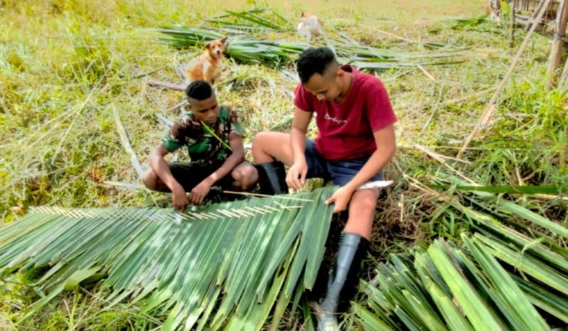 Wujud Manunggalnya Satgas Yonif 143/TWEJ Dengan Masyarakat Di Perbatasan Papua