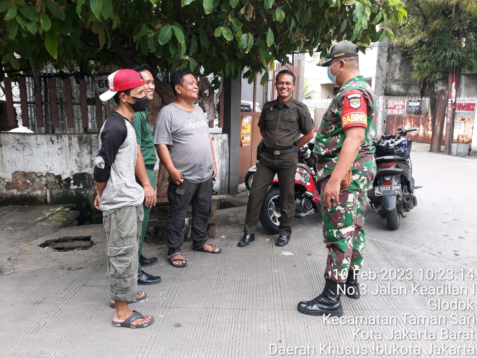 Eratkan Hubungan Dengan Warga, Serda Amramus Gelar Komsos