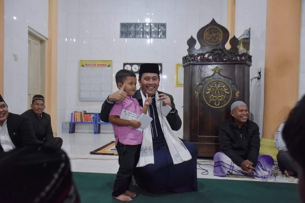 Pj Bupati Drs Haili Yoga M. Si Berikan Santunan Anak Yatim Di Kampung Simpang Lancang