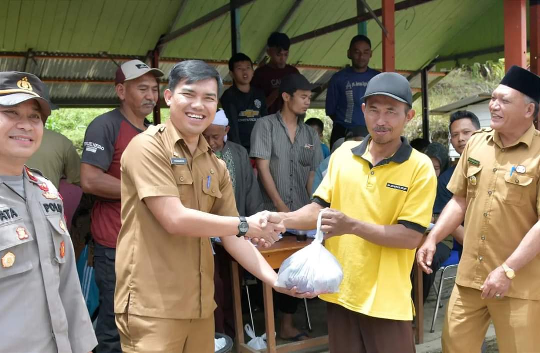 Berkah jelang Ramadhan, Khairmansyah, S.IP, M.Sc Menghadiri Sekaligus Secara Simbolis Menyerahkan Daging Meugang Kepada Warga Kampung Cemparam Jaya