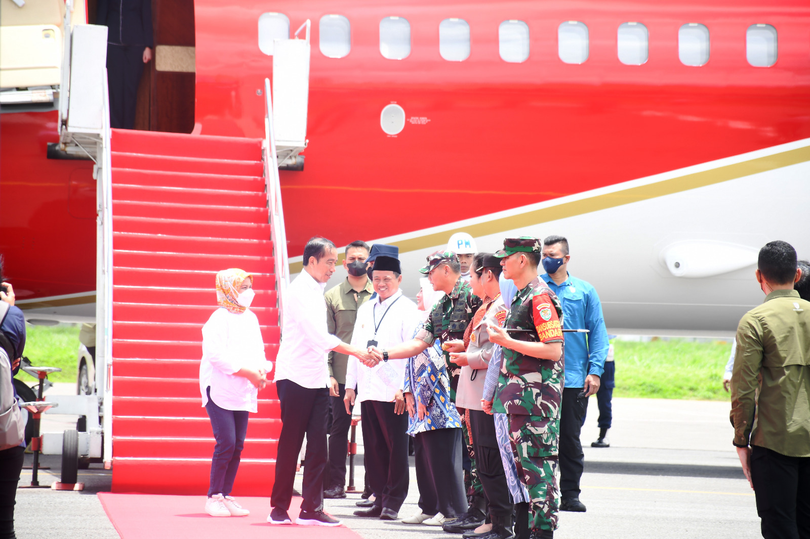 Komandan Lanal Bandung Bersama Unsur Forkopimda Sambut Kedatangan Presiden RI Dalam Rangka Kunker Di Wilayah Jawa Barat