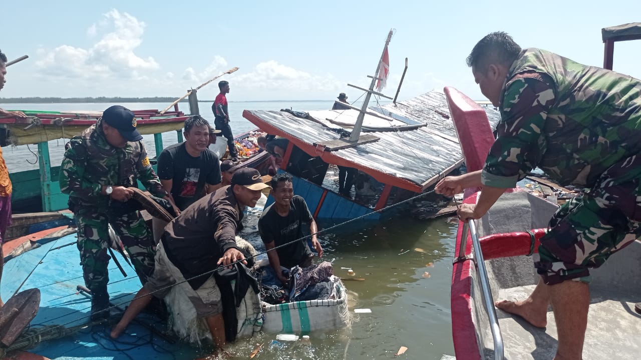 Prajurit Pos TNI AL Singkil Selamatkan Penumpang Kapal Karam di Perairan Muara Singkil