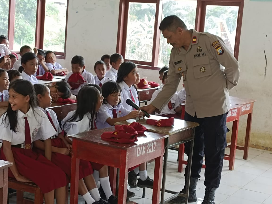 Bina Karakter Sejak Dini, Kapolsek Sesean Kembali Gelar Police Goes To School