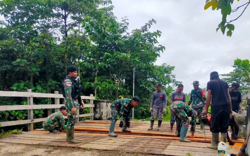 Aksi Spontan Satgas Yonif 143/TWEJ Bantu Kesulitan Warga Di Perbatasan