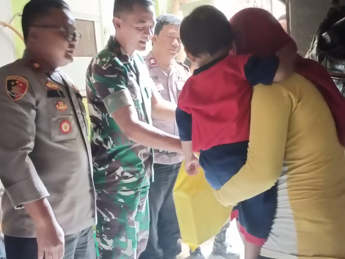 Danramil 01/Tamansari Bersama Kapolsek Berikan Paket Sembako Keluarga Balita Stunting