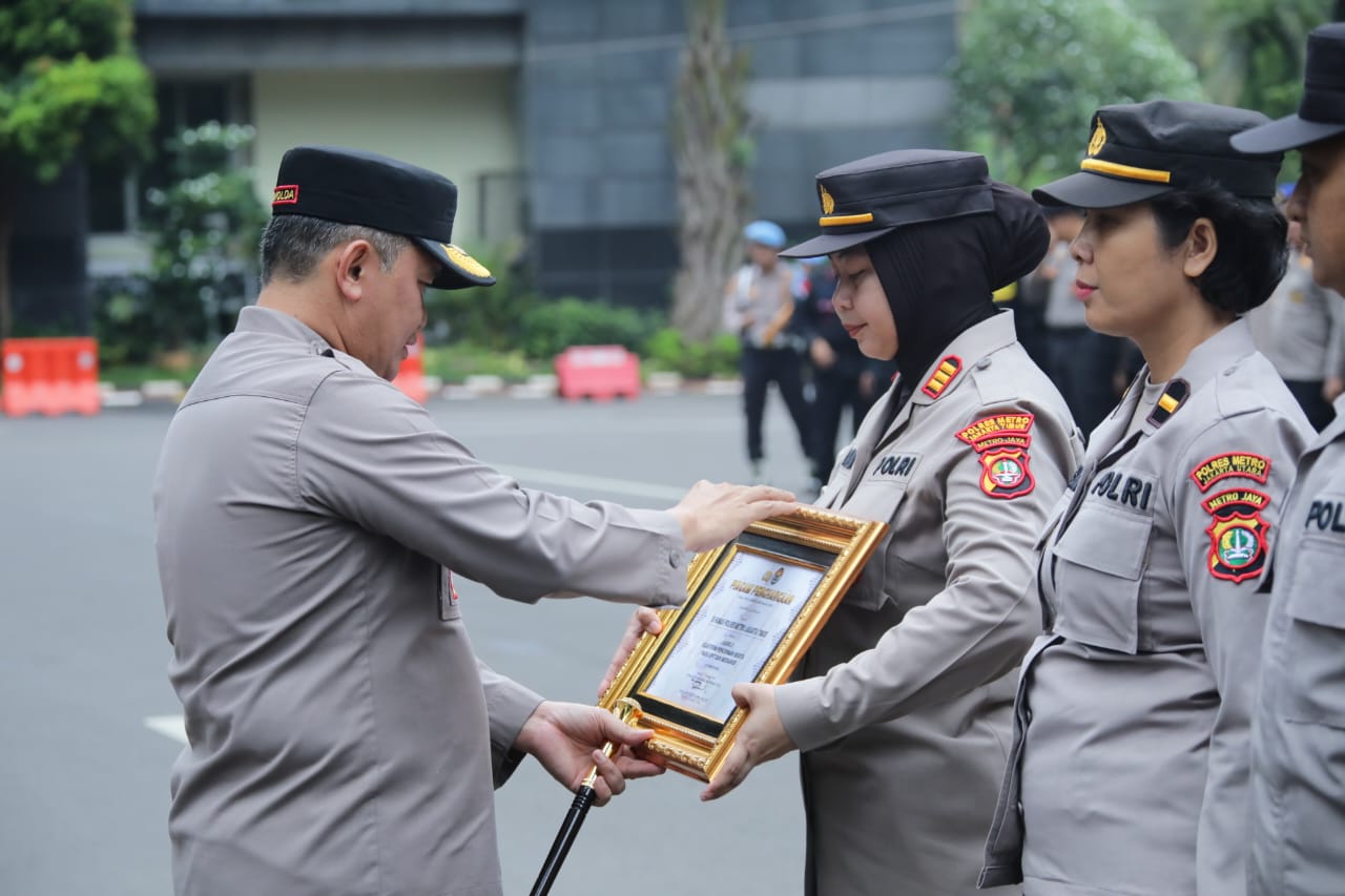 Kapolda Metro Jaya Ganjar Penghargaan 5 Personel Berprestasi