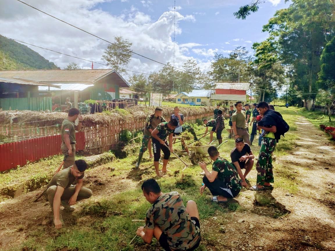 Kedepankan Sinergitas, Satgas YR 142/KJ Bersihkan Jalan dan Fasilitas Umum di Bolakme