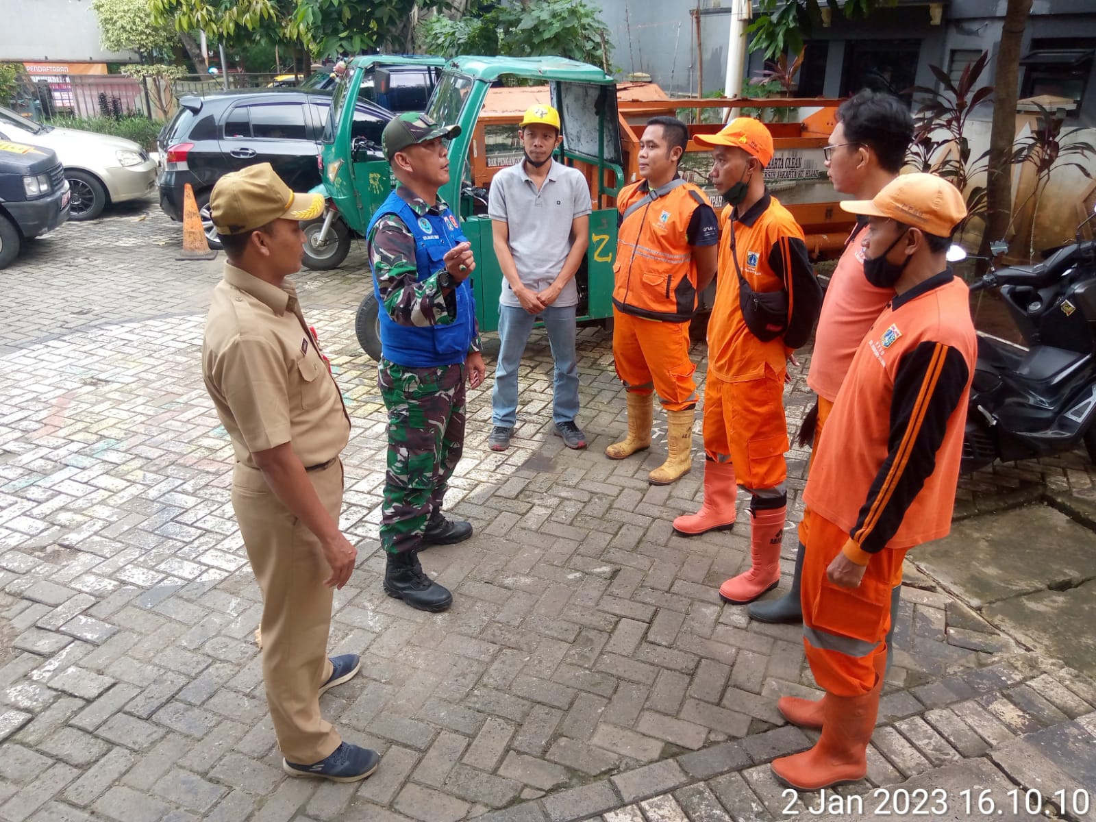 Motivasi Semangat Kerja PPSU di Berikan Arahan oleh Babinsa UKS