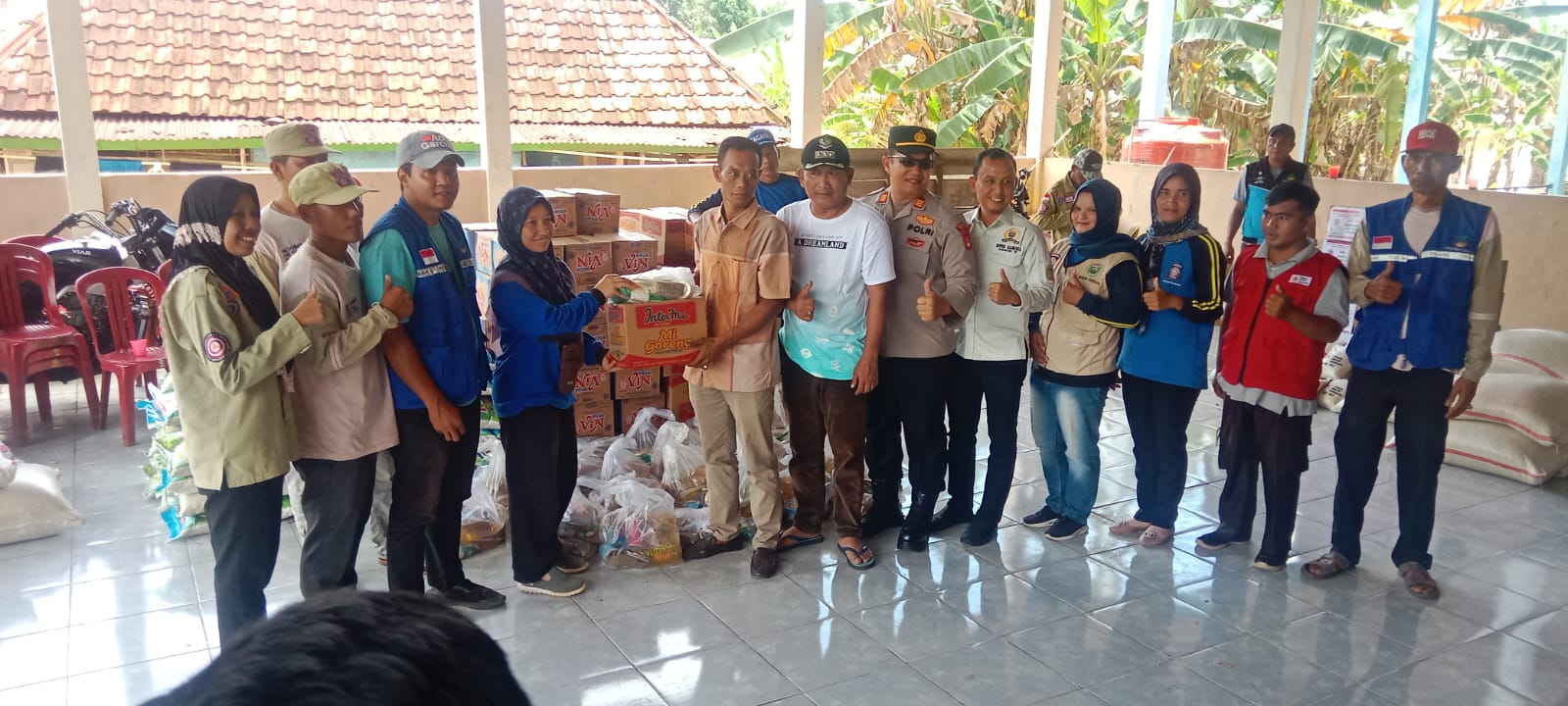 Dinsos Bersama PMI PALI Salurkan Bansos Kepada Warga Terdampak Banjir