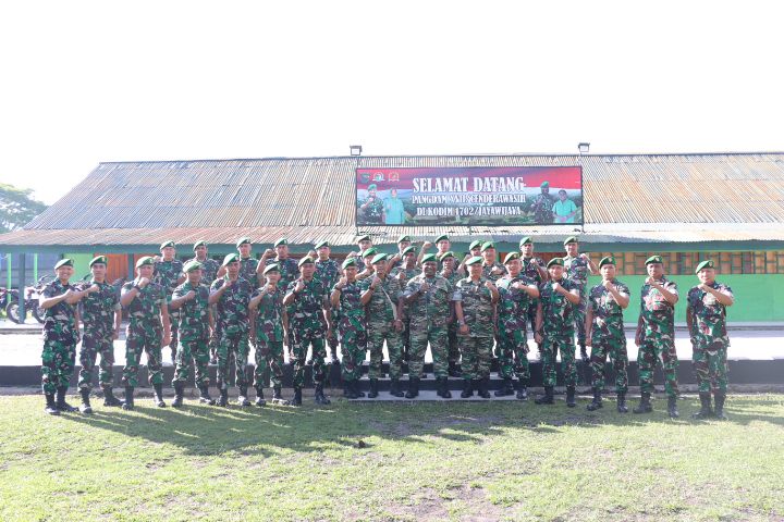 Prajurit Pegunungan Kodim 1702/Jayawijaya Wamena Turun Gunung Ke Kota