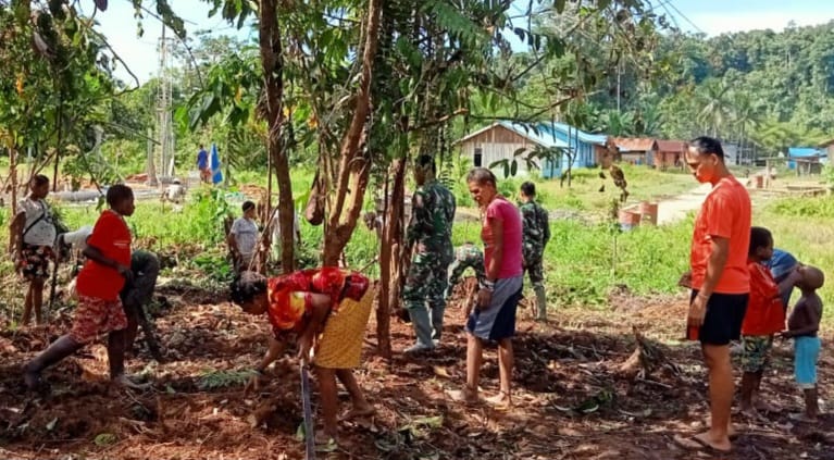 Bersama Warga, Satgas Yonif 143/TWEJ Buka Jalan Kampung Terisolir di Pegunungan Bintang