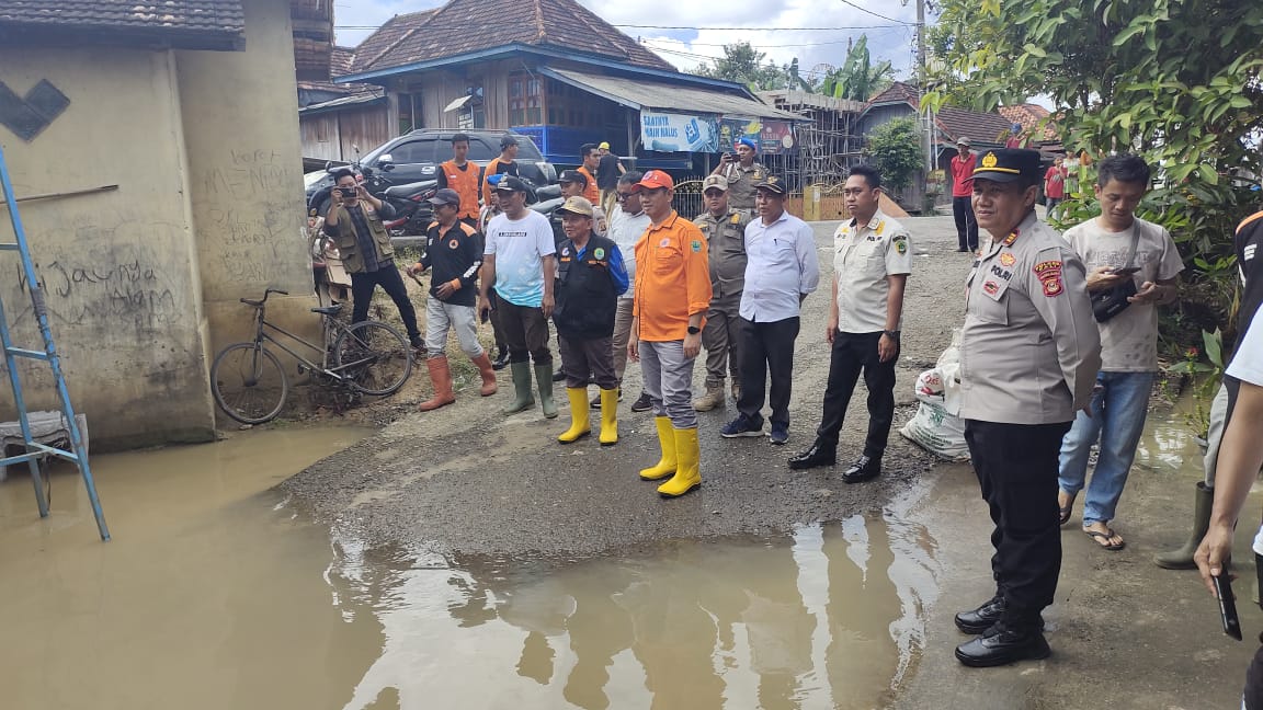 Lima Titik Lokas Banjir Ditinjau Wakil Bupati PALI Didampingi Kapolsek Tanah Abang