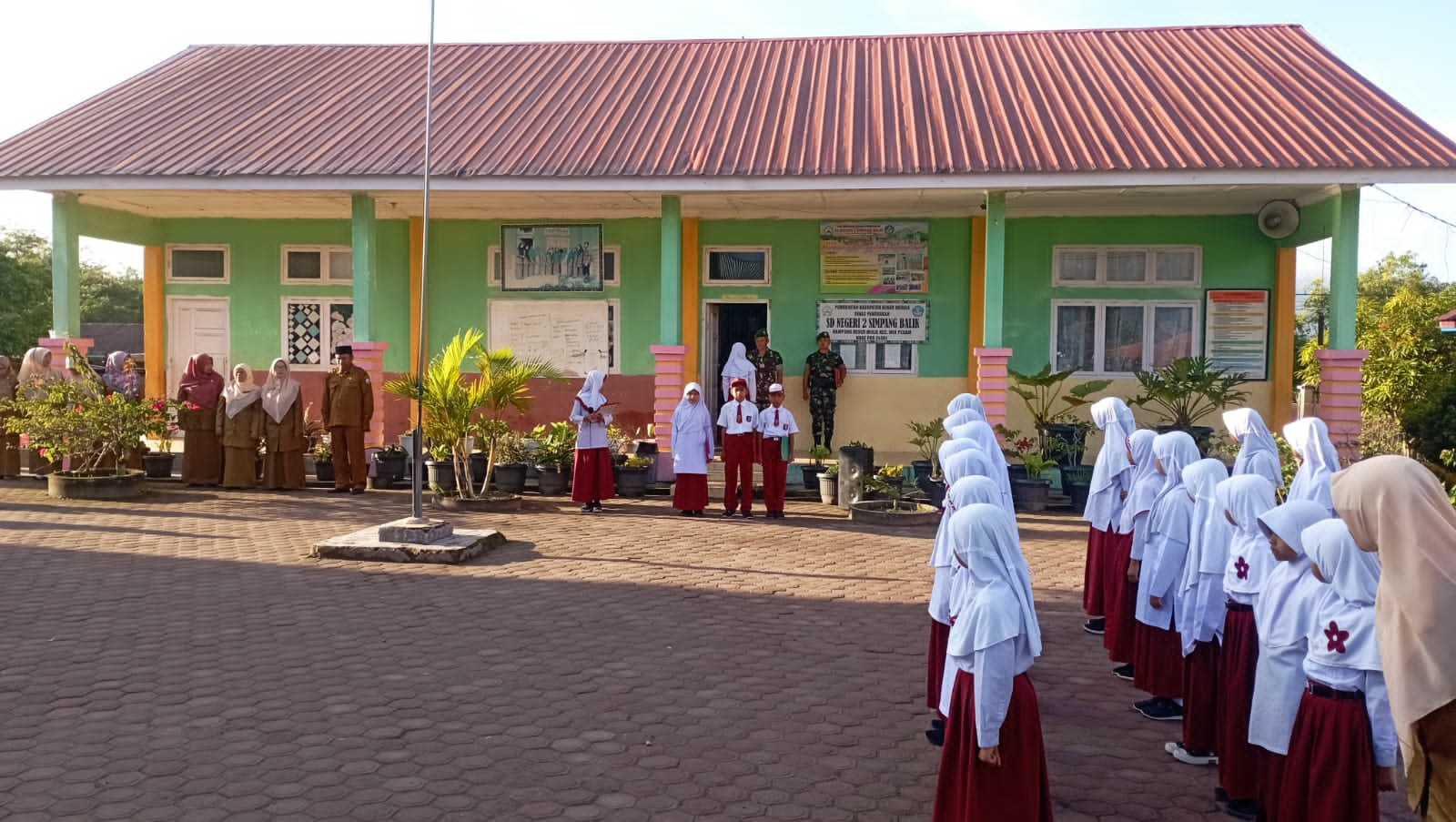 Danramil 02/Wih Pesam Pembina Upacara di SDN-2