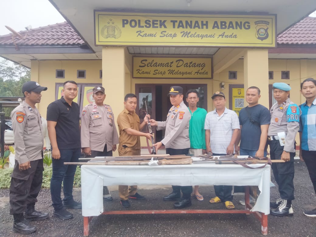 Polsek Tanah Abang Serahkan 15 Pucuk Senpira Jenis Kecepek Ke Polres PALI