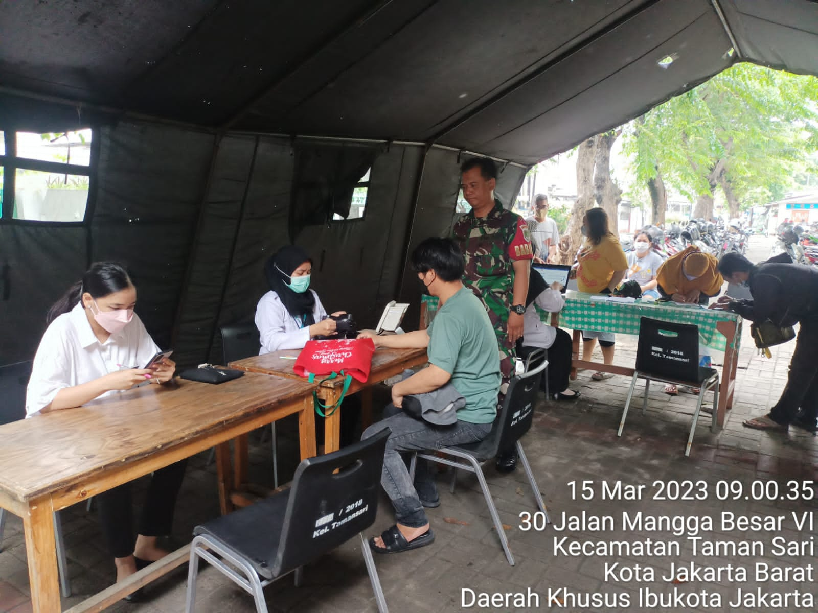 Babinsa Serka Mukoddas Monitoring Giat Serbuan Vaksinasi Koramil 01/Tamansari