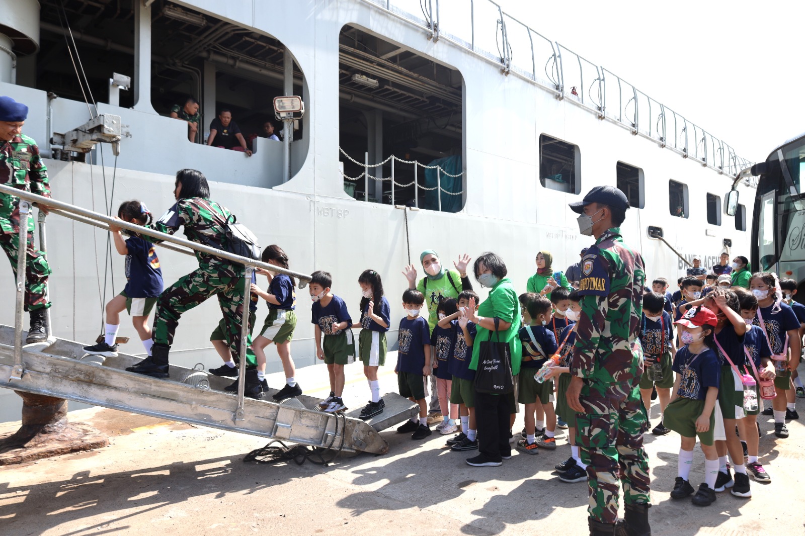 TUMBUHKAN RASA CINTA BAHARI SEJAK DINI, LANTAMAL IV KENALKAN KAPAL PERANG KEPADA SISWA TK DI BATAM