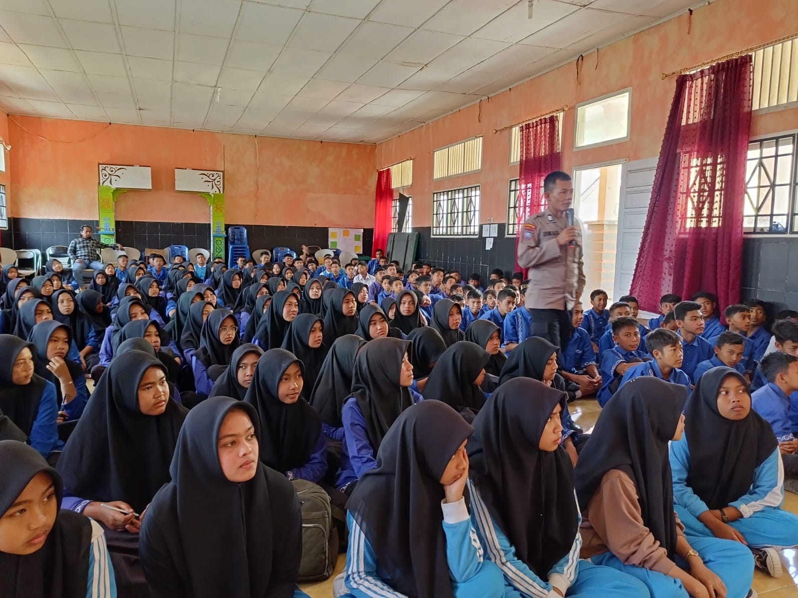 Cegah Kenakalan Remaja, Kanit Binmas Polsek Wih Pesam Laksanakan Sosialisasi di SMPN 2 Wih Pesam