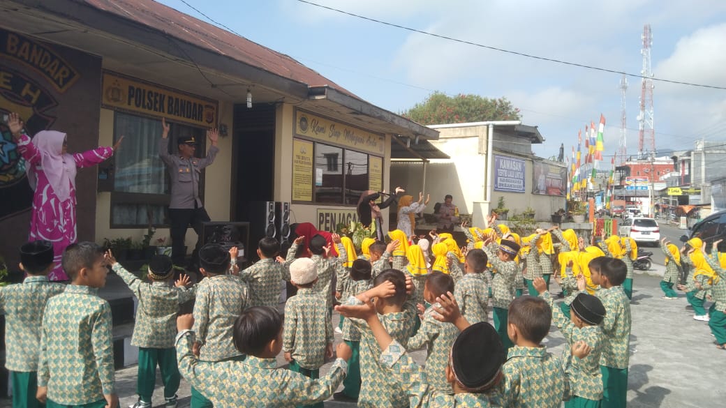 Polsek Bandar Edukasi Profesi Polri Dan Kesehatan Sambil Senam Ceria Bersama Anak Murid TK Negeri Wajar Mutiara