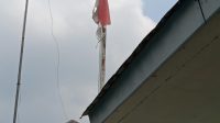 Bendera Merah Putih Lusuh, Robek, Berkibar Di Kantor Desa