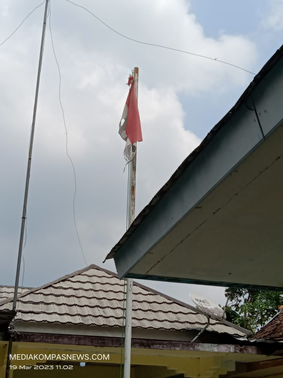 Bendera Merah Putih Lusuh, Robek, Berkibar Di Kantor Desa