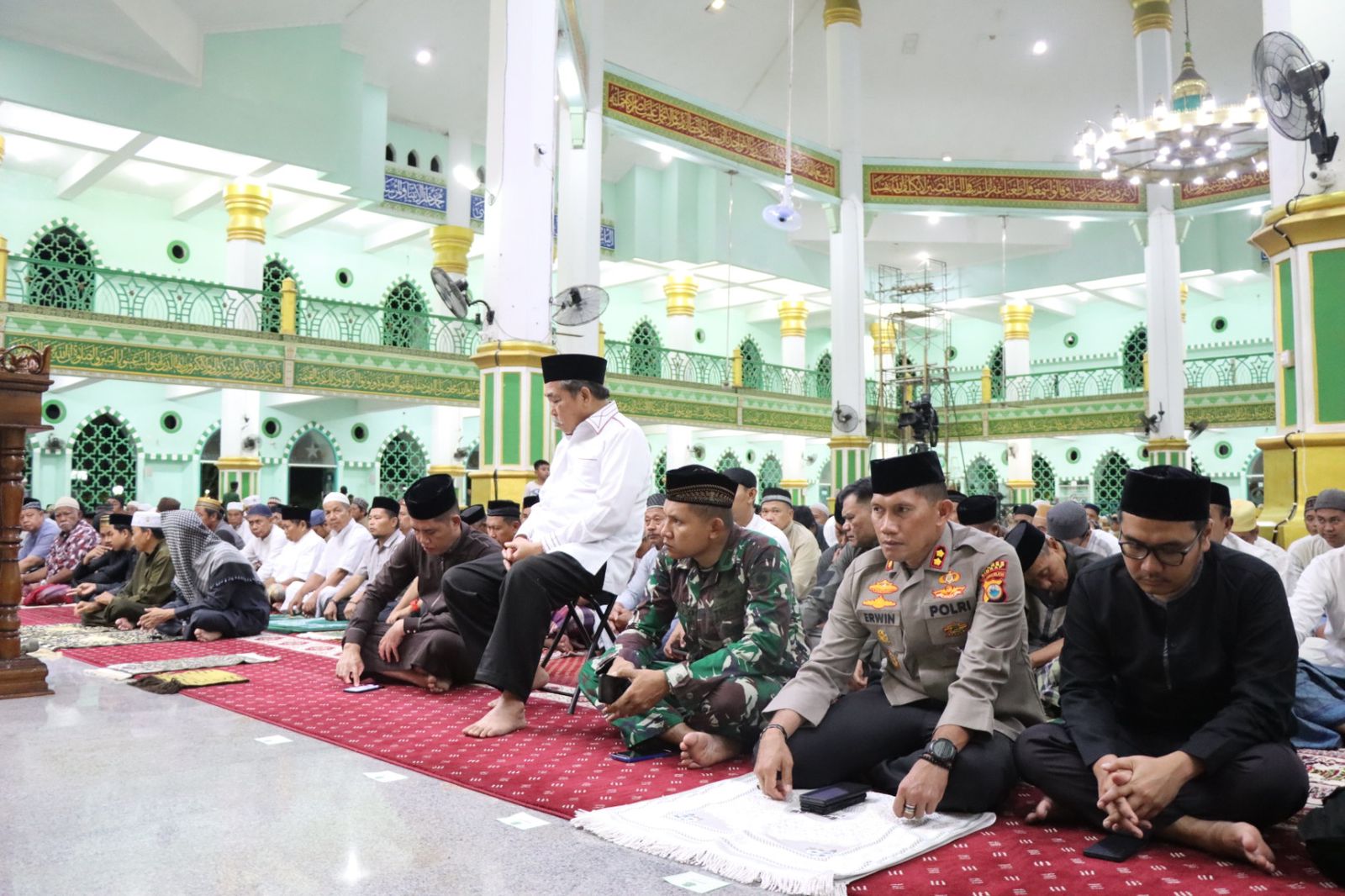 Kapolres Sidrap bersama Bupati dan Forkopimda Laksanakan Sholat Tarwih di Masjid Agung Pangkajene