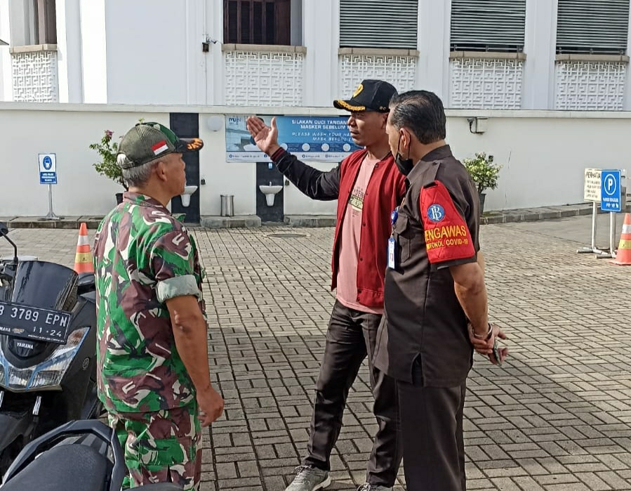 Komsos Dengan Security, Babinsa Serma Wadiknator Sinergi dengan Security