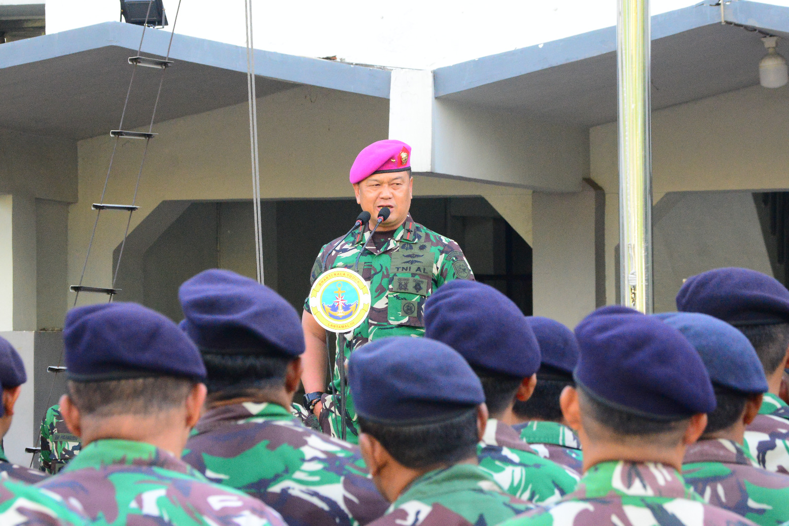 JAM KOMANDAN LANTAMAL III : PRAJURIT DAN PNS LANTAMAL III HARUS BIJAK BERMEDSOS DENGAN TINGGALKAN BERGAYA HIDUP HEDON DAN JAUHI POLITIK PRAKTIS