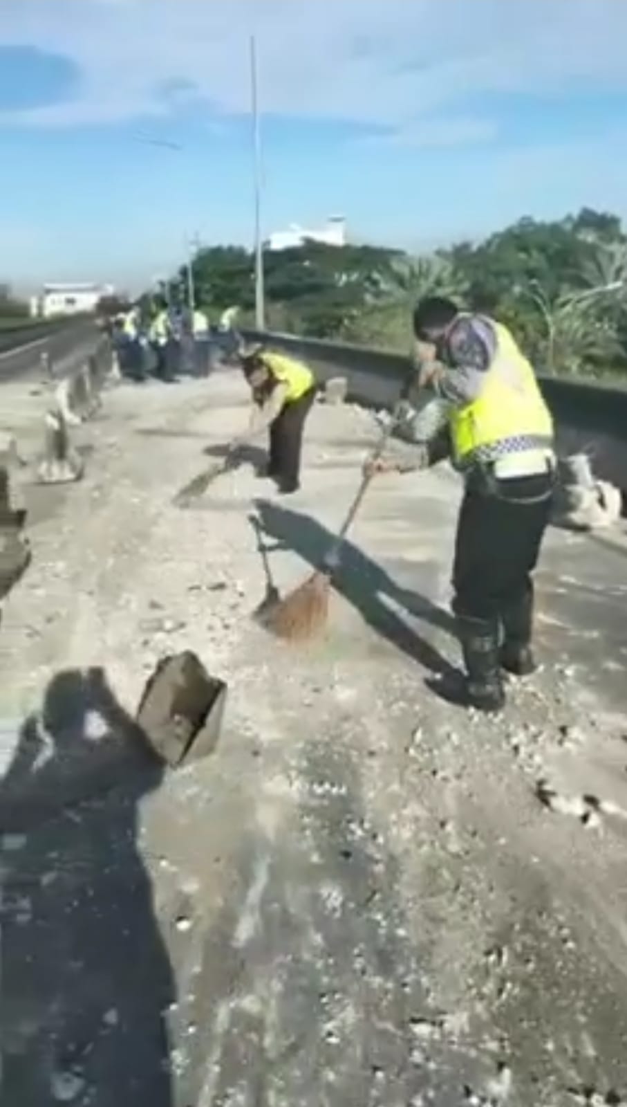 Satlantas Polres Metro Jakarta Barat Bersama Dinas Terkait Lakukan Pembersihan Puing Puing Beton Barier MCB