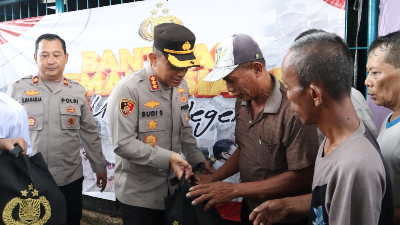 Bantuan Kemanusiaan Polri untuk Masyarakat, Polres Metro Jakarta Timur Salurkan 1000 Paket Bansos