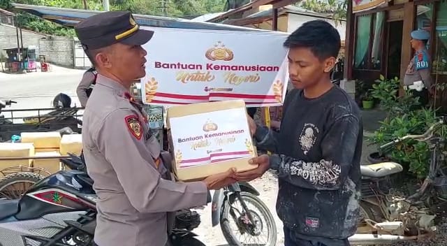 Bantuan Kemanusiaan Polri Untuk Negeri, Kapolsek Wih Pesam Bagikan 30 Paket Sembako