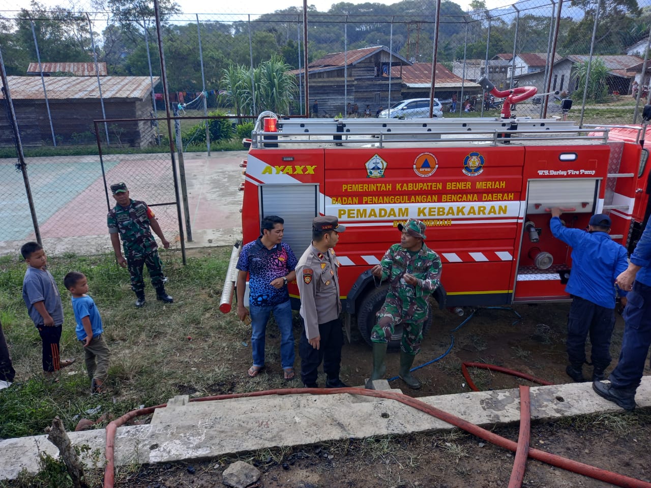 TNI-Polri bekerja Sama Bantu Padamkan Sijago Merah Melahab Gedung Serba Guna Milik Desa Buntul