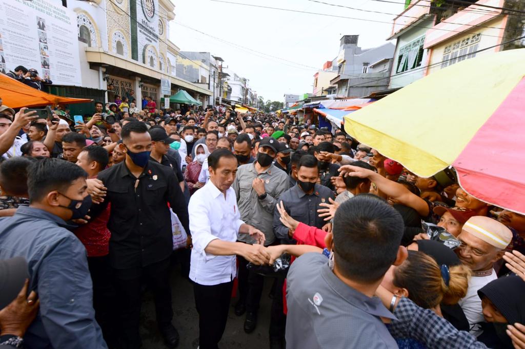 Ngabuburit di Makassar, Presiden Jokowi Kunjungi Pasar Terong