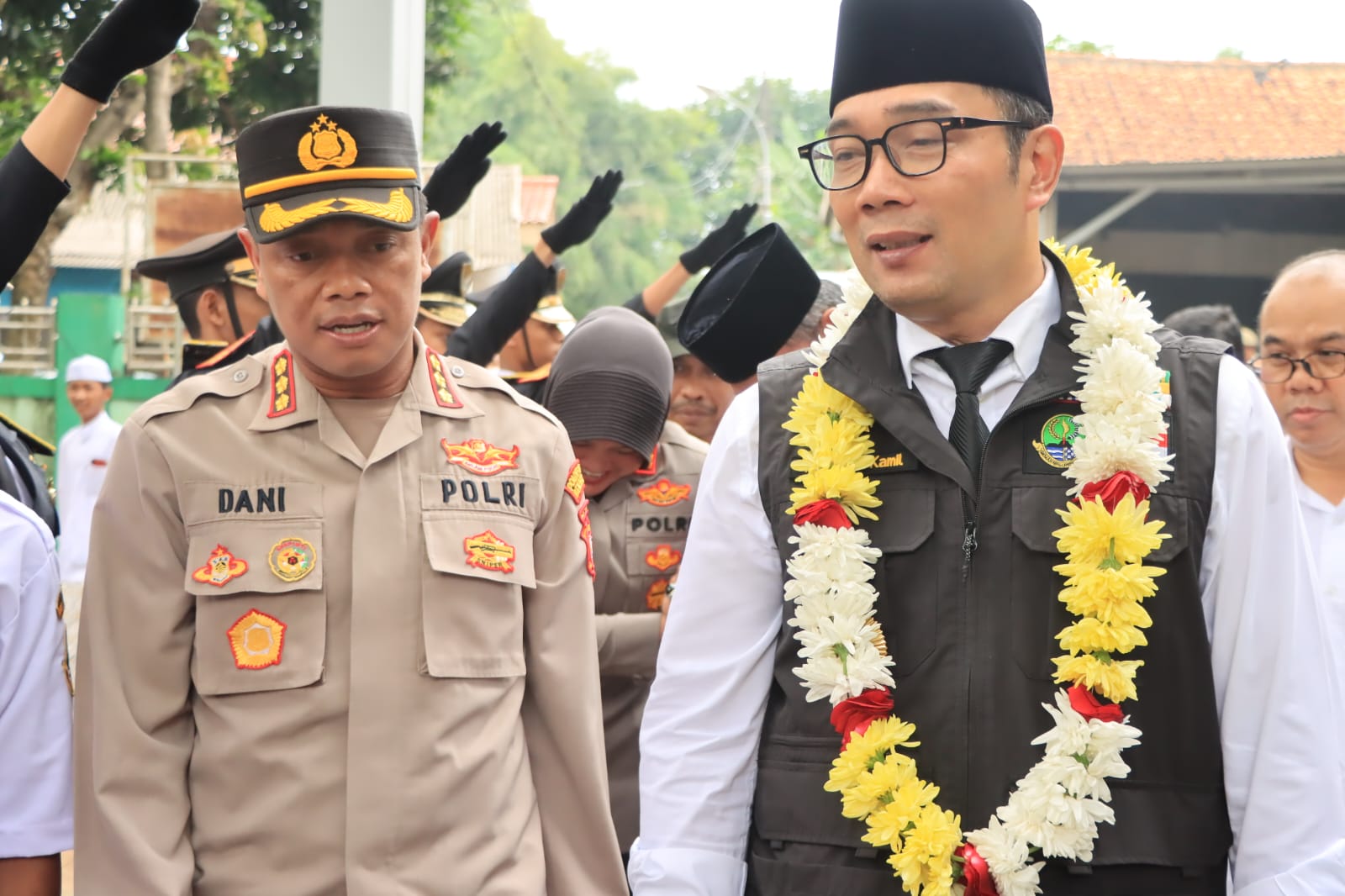 Kapolres Metro Bekasi Kota Hadiri kegiatan Kunjungan Gubernur Jawa Barat dalam rangka Silaturahmi dengan Guru dan Siswa Se-Kota Kota Bekasi di SMKN 2 Kota Bekasi