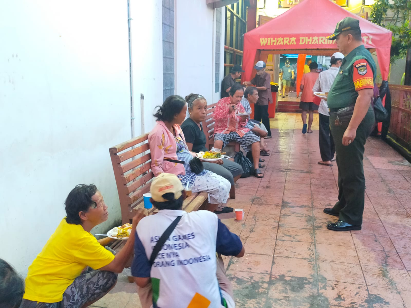 Babinsa Koramil 01/Tamansari Monitoring Pembagian Nasi dan Ta’jil Oleh Wihara Dharma Bakti