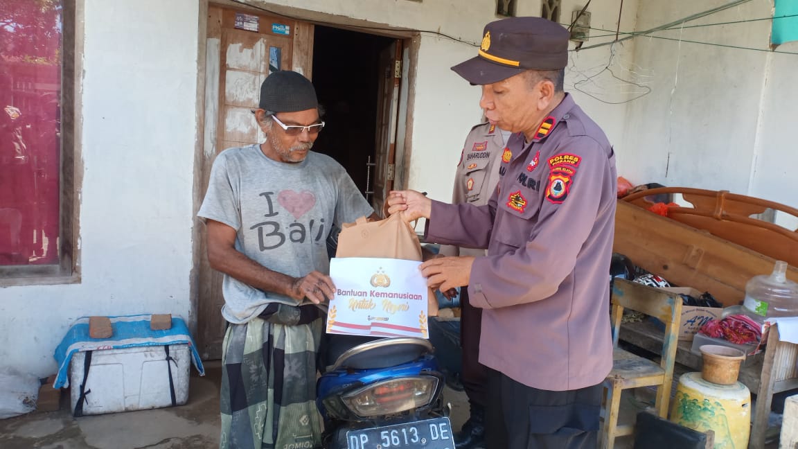 Kapolres Pinrang Melalui Kasat Binmas Bagikan Sembako Kepada Masyarakat